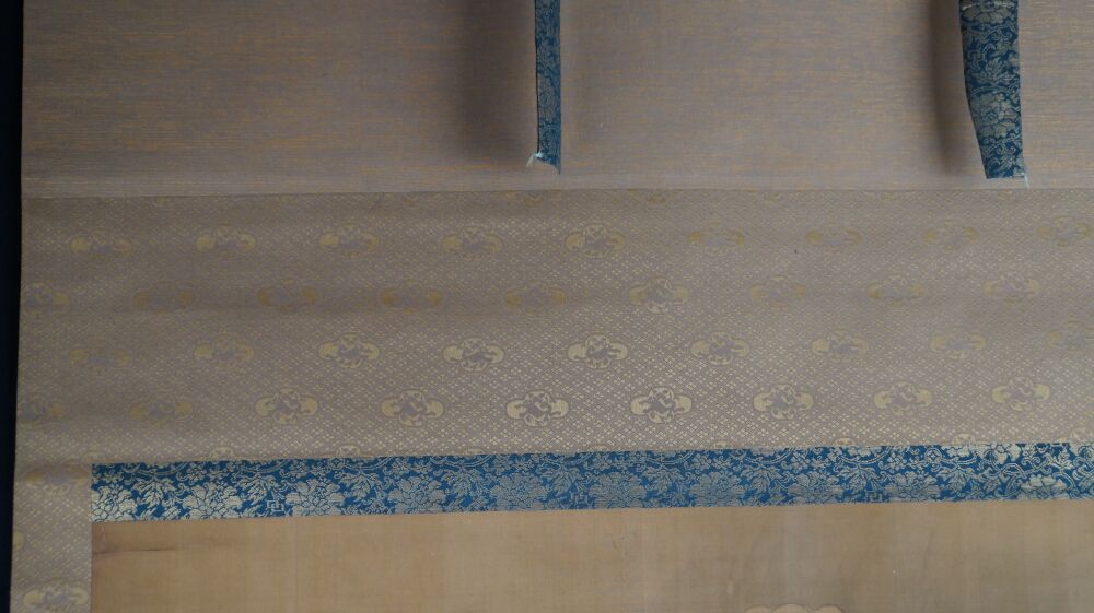 Detailansicht der Seidenmontierung mit Rankenmuster und blauem Bluetenbrokat des Kakemono Fuji im Morgennebel