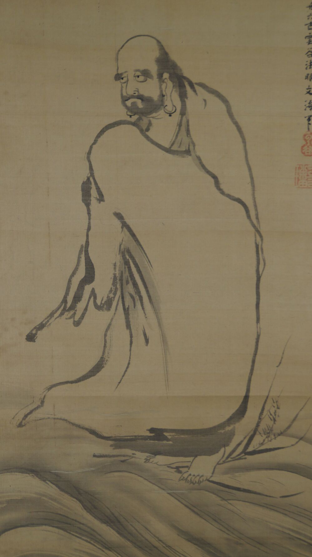 Weitere Ansicht der Bodhidharma-Figur mit Inschrift und Siegel im Kakemono Bodhidharma auf dem Weg, ohne Rahmung