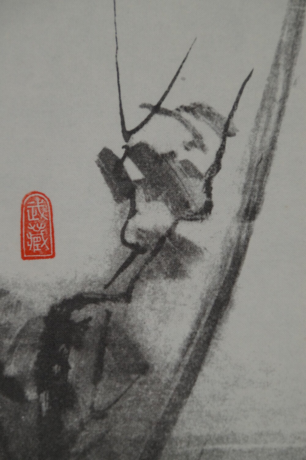 Weitere Nahaufnahme des roten Kuenstlersiegels Musashi am Schilfhalm in der Wuerger-Rolle des Triptychons nach Miyamoto Musashi