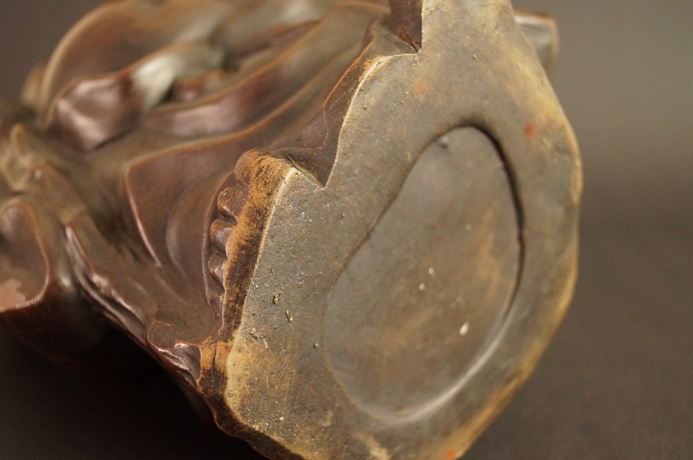 Figure Hotei en céramique de Bizen gros plan du fond