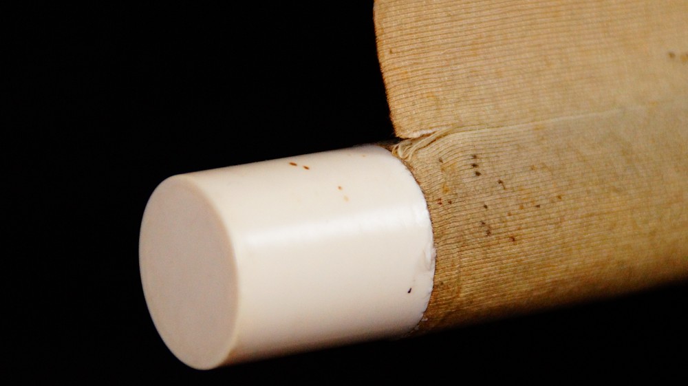 Nahaufnahme des weissen Rollenendes am gegenueberliegenden Ende des Kakemono