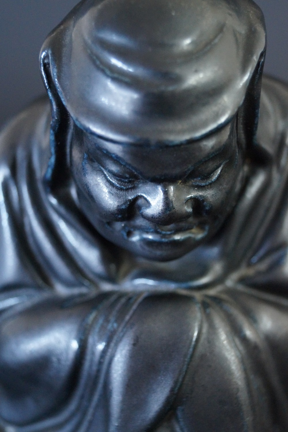 Figura de Bodhidharma Daruma de porcelana negra primer plano del rostro 3