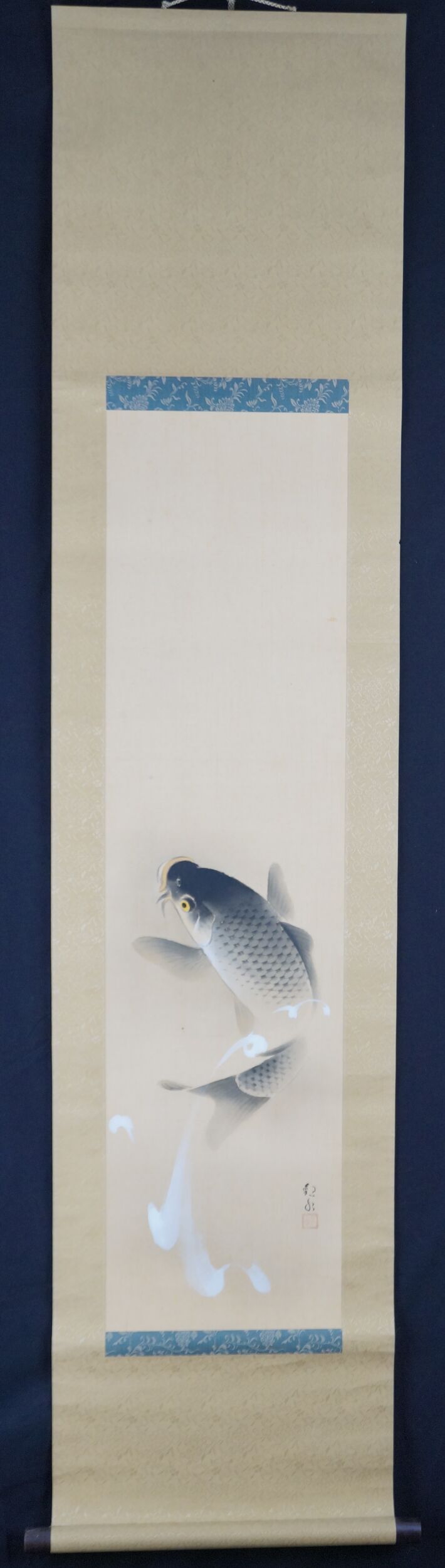 Kakemono „Aufsteigender Karpfen“ von Shida Kansui in voller gerahmter Ansicht