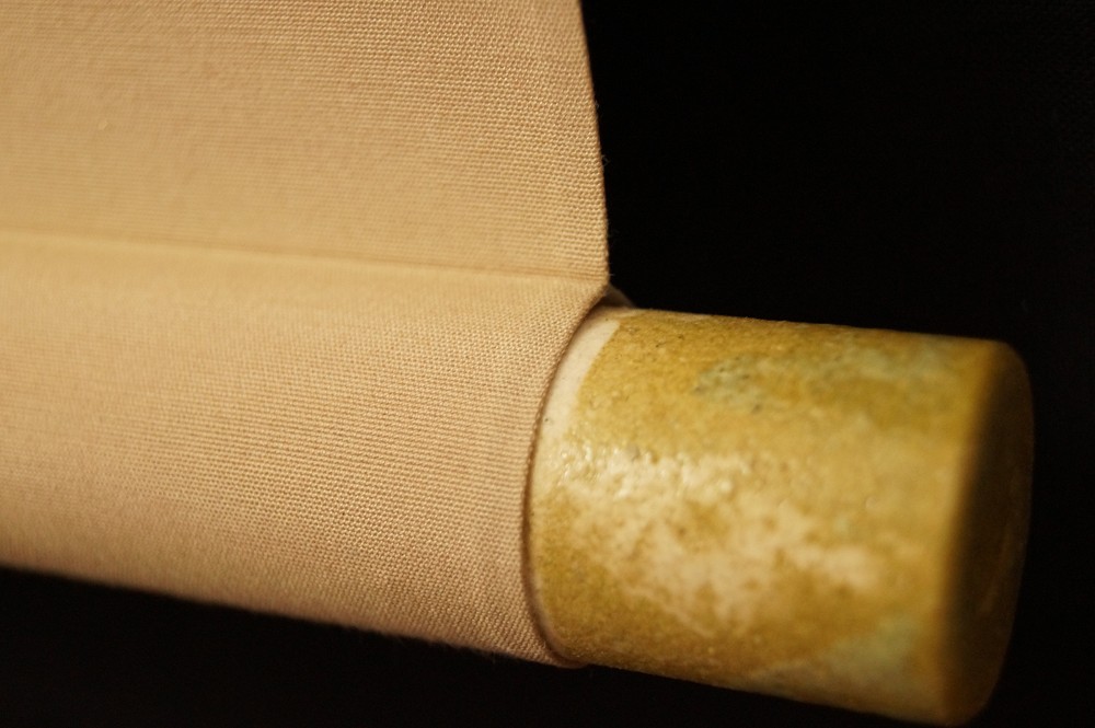 Koi am Wasserfall Kakemono Rollendetail