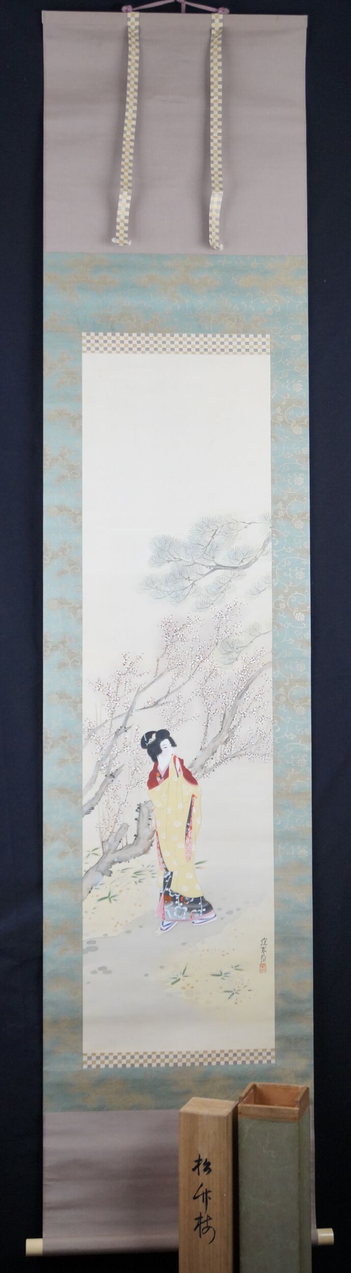 Kakemono Dame im Kimono unter bluehendem Pflaumenbaum von Ito Shinsui in voller gerahmter Ansicht mit Aufbewahrungsbox