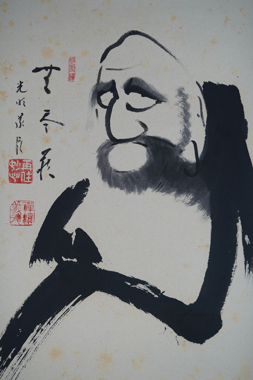 Gesamtmotiv des in Tusche gemalten Daruma mit Kalligraphie-Inschrift und Siegeln, ohne Rahmung