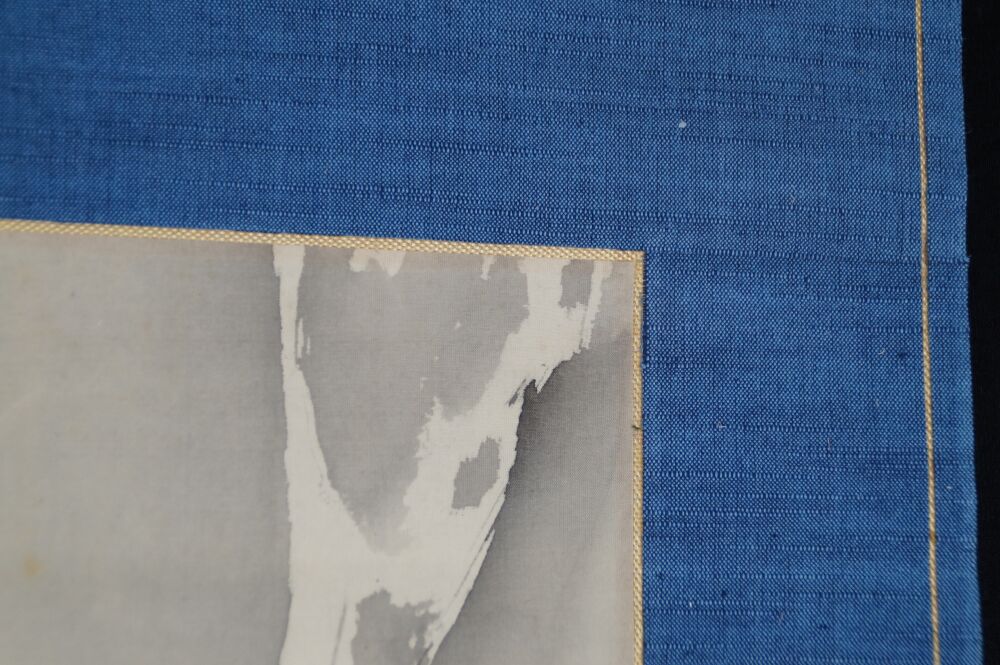 Detailansicht der blauen Seidenmontierung mit Goldrand und Bildecke des Kakemono Wasserfall im Nebel
