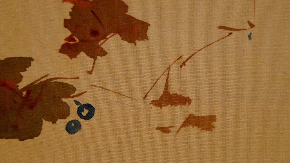 Weitere Nahaufnahme des Rebzweigs mit kleinen Blaettern und blauen Beeren im Kakemono Singvogel auf Rebe von Mori Getsujo