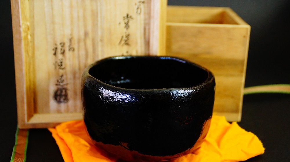 Chawan Teeschale aus Raku-Keramik von Ono Kyuko Frontalansicht mit Aufbewahrungsbox