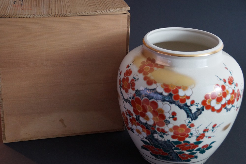 Kutani Vase von Eizan Frontalansicht mit Aufbewahrungsbox
