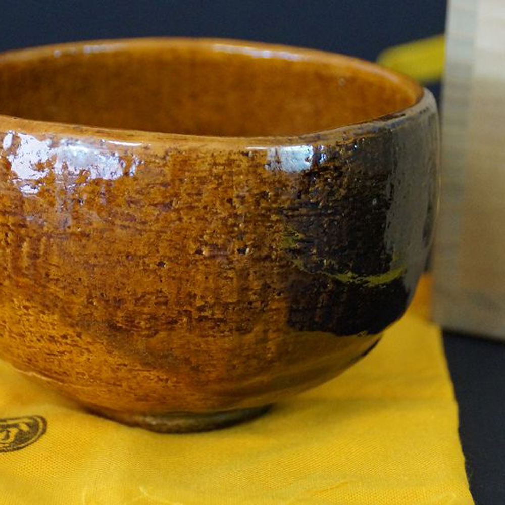 Chawan Teeschale aus Ohi-Keramik von Hisashi Ohi in der Gesamtansicht mit orangebrauner Glasur