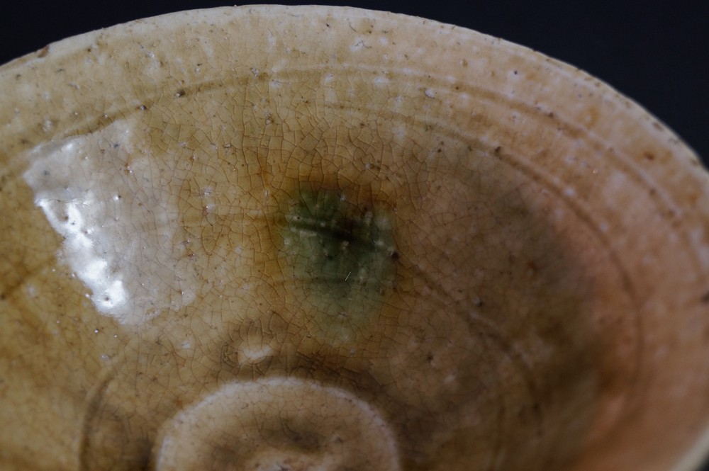 Cuenco de té de Seto chawan de Jyotetsu Yamaguchi primer plano del esmaltado