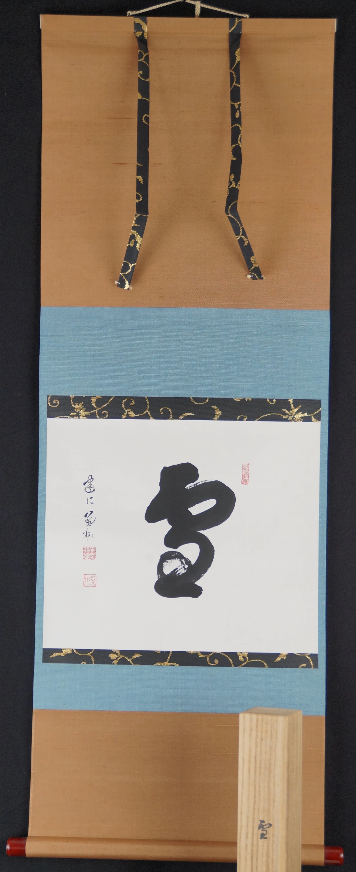 Kakemono Kalligrafie Schnee von Takeda Masuyoshi in voller gerahmter Ansicht mit Aufbewahrungsbox