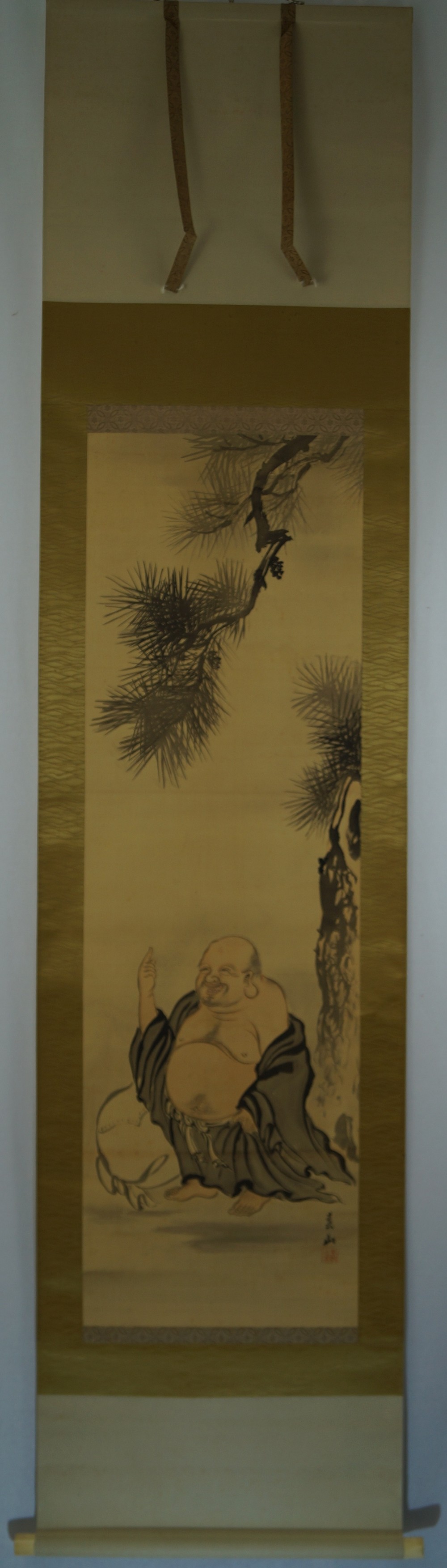 Hotei unter der Kiefer Kakemono Gesamtansicht Rollbild