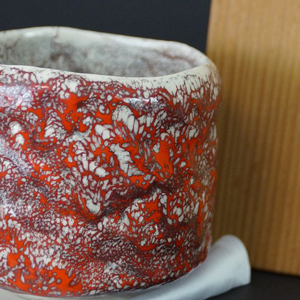 Chawan Teeschale aus Minoh-Keramik von Matsuda Kizan in der Gesamtansicht mit rot-weiss craquelierter Glasur