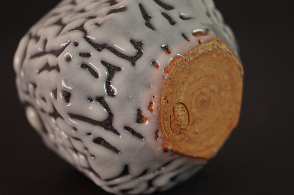 Guinomi in ceramica di Hagi fondo primo piano 1