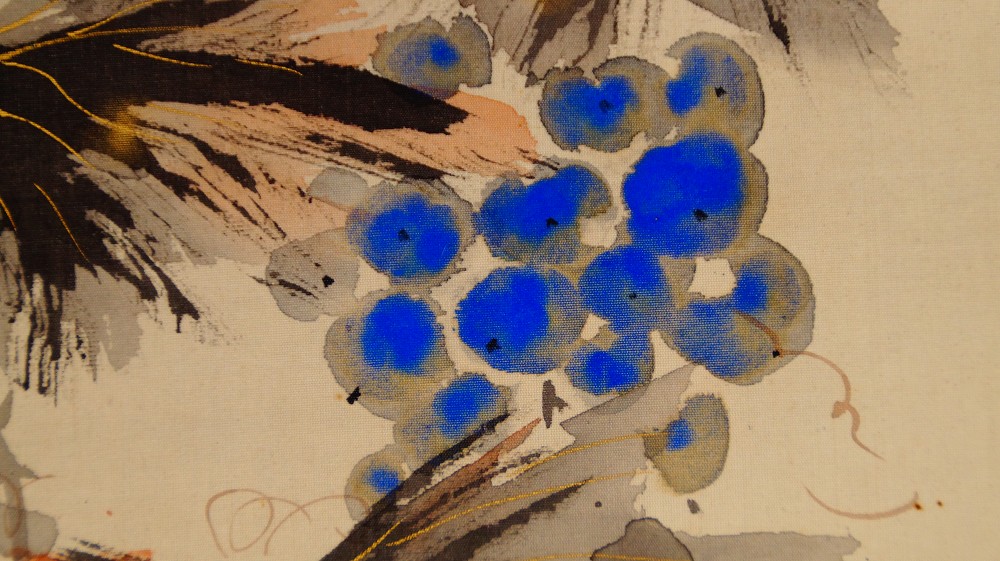 Extreme Nahaufnahme einer blauen Traubentraube im Kakemono Weinranken mit Streifenhoernchen von Sano Mitsuho