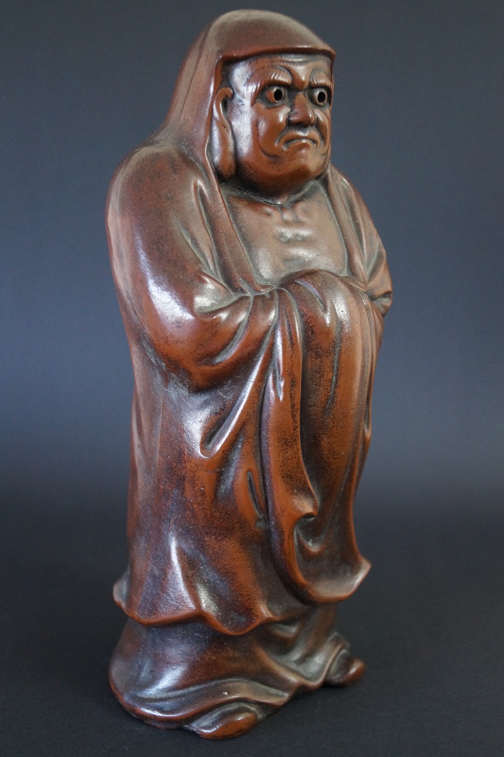 Daruma Figur aus Bizen Keramik Frontalansicht