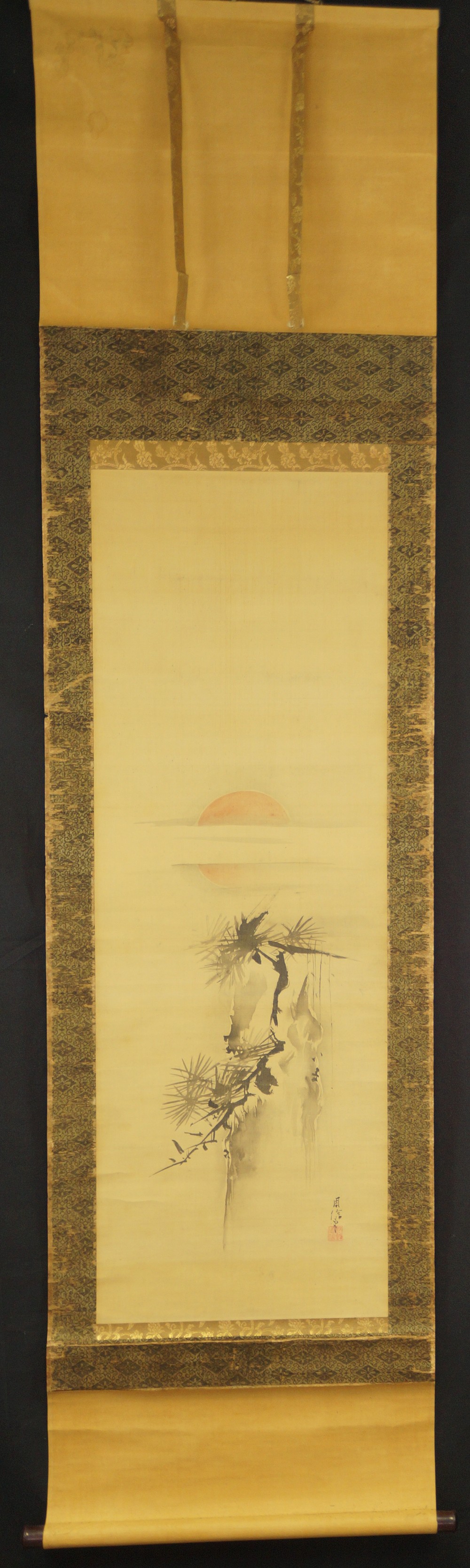 Kiefer in der aufgehenden Sonne von Kano Shunobu Gesamtansicht Rollbild