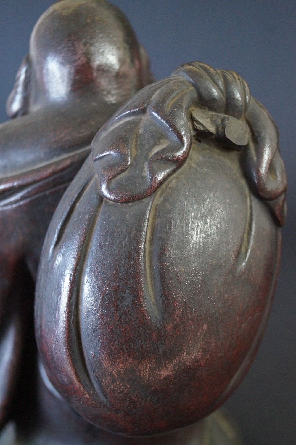 Hotei Figur aus Bizen Keramik Sack Nahaufnahme