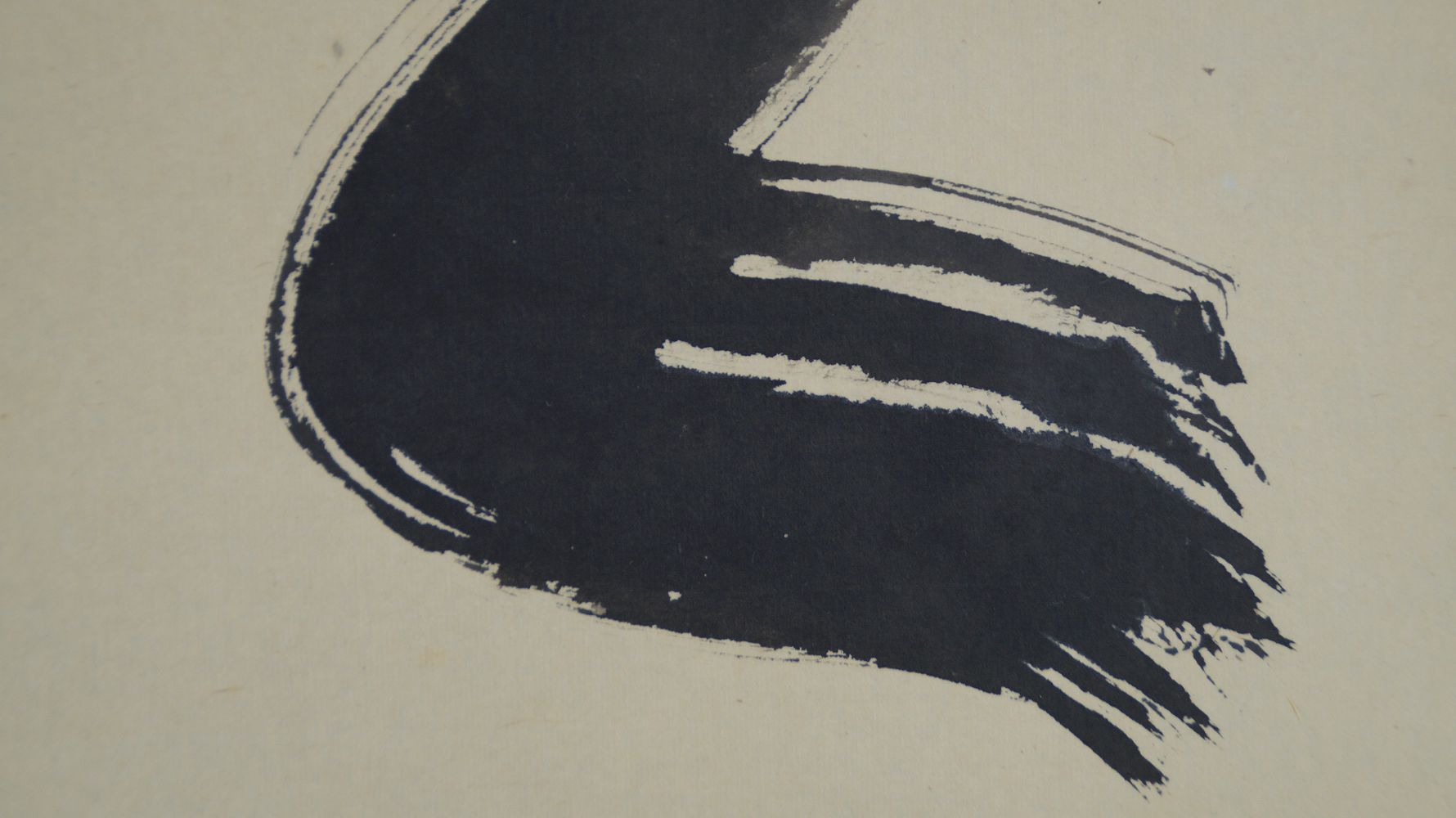 Gros plan extrême du coup de pinceau supérieur avec structure de l'encre visible dans le rouleau suspendu Calligraphie zen Mu Vacuité