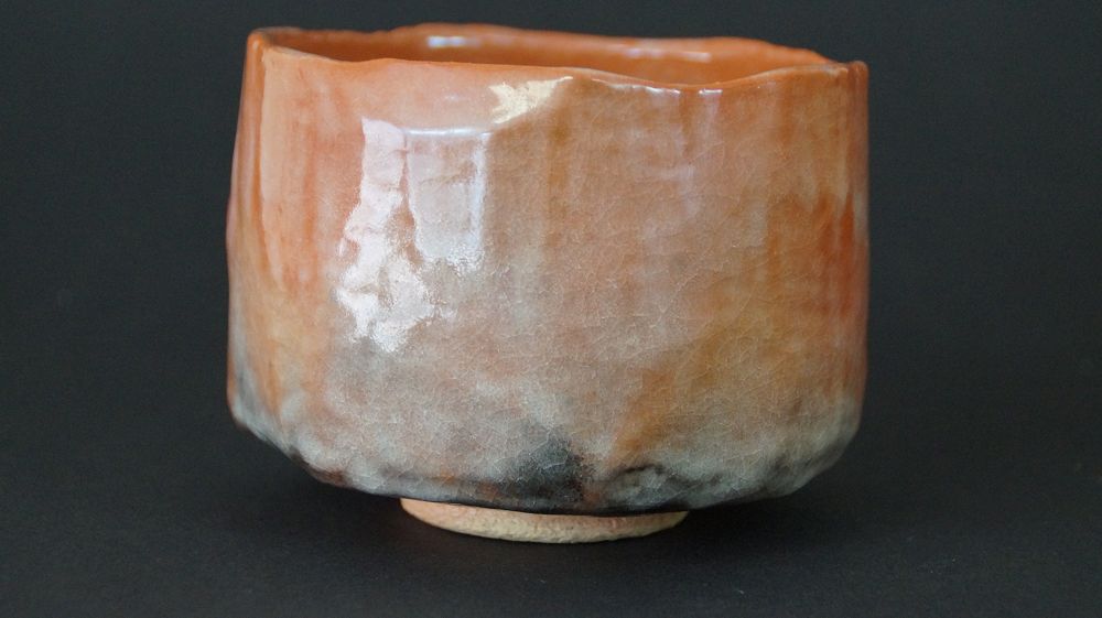 Weitere Ansicht der Chawan Teeschale aus Raku-Keramik mit sichtbarem Standfuss