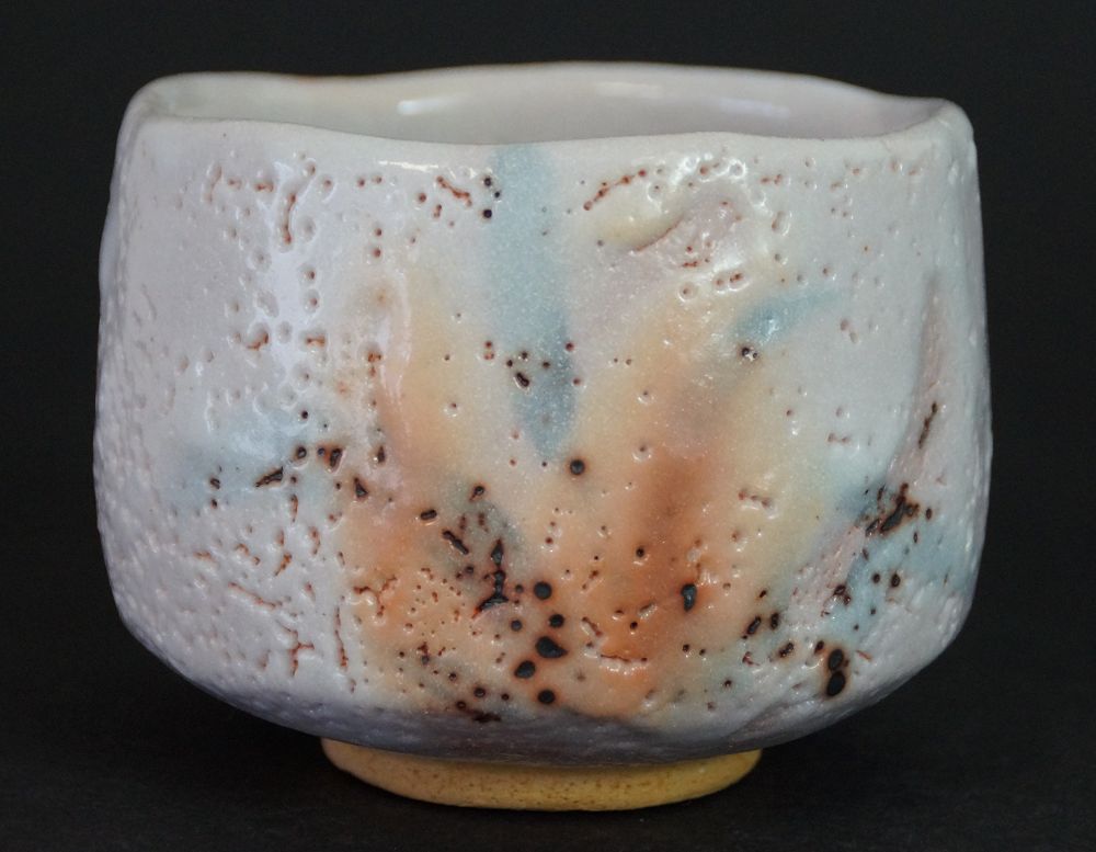 Weitere Ansicht der Chawan aus Shino-Keramik mit pastellfarbener Glasur in Rosa, Blau und Orange