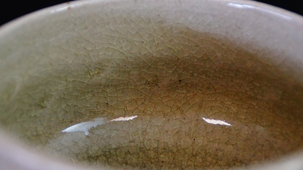 Nahaufnahme der craquelierten Glasur am Innenrand des Chawan aus Seto-Keramik