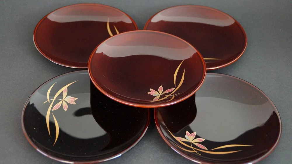 Alle fünf Teller des Sets mit Maki-e in Gold und Rosé