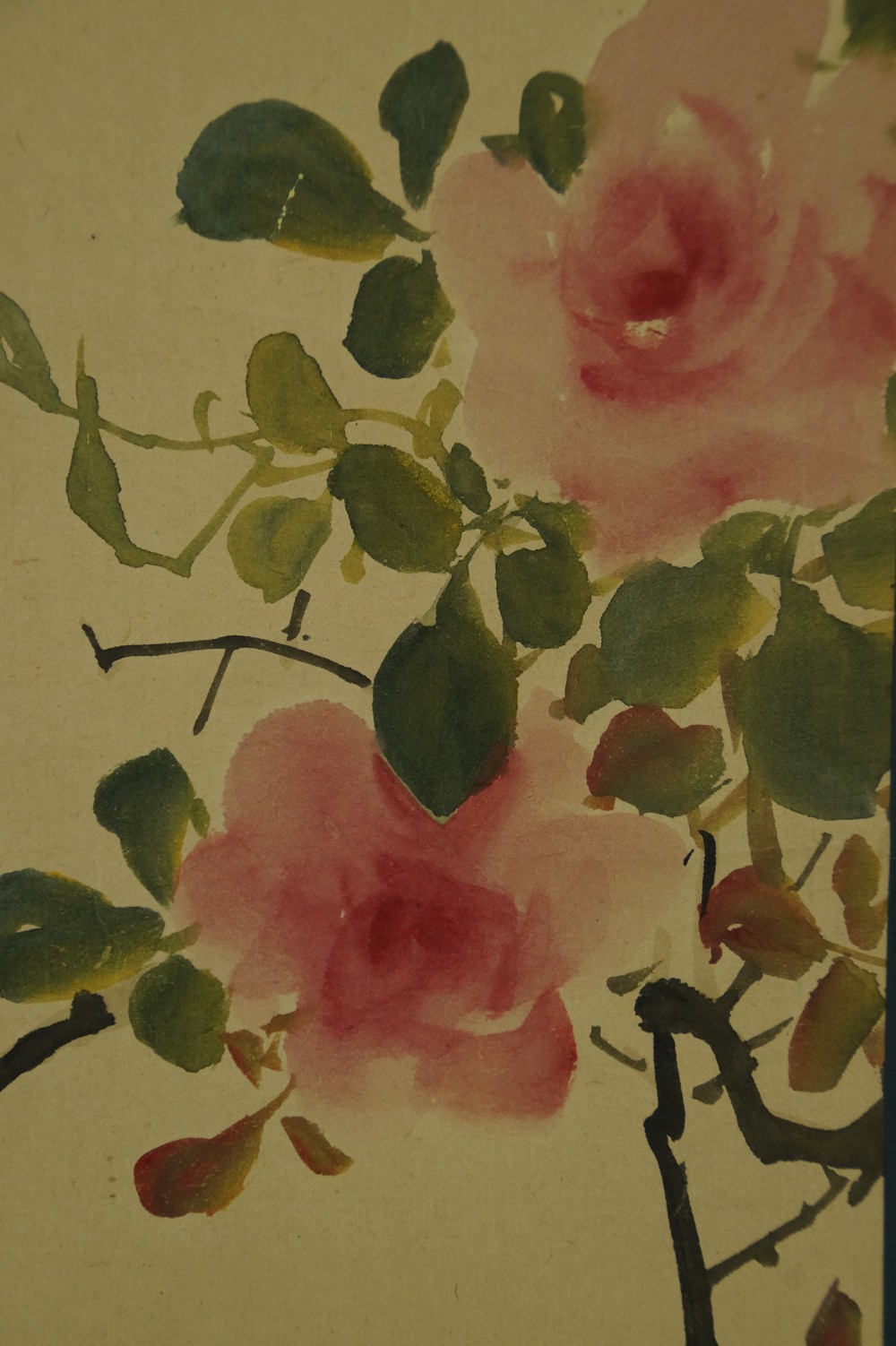 Vogel auf einem Rosenzweig Rosenmotiv Nahaufnahme