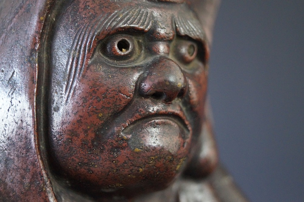 Bodhidharma Daruma Figur aus Bizen Keramik Gesicht Nahaufnahme 2