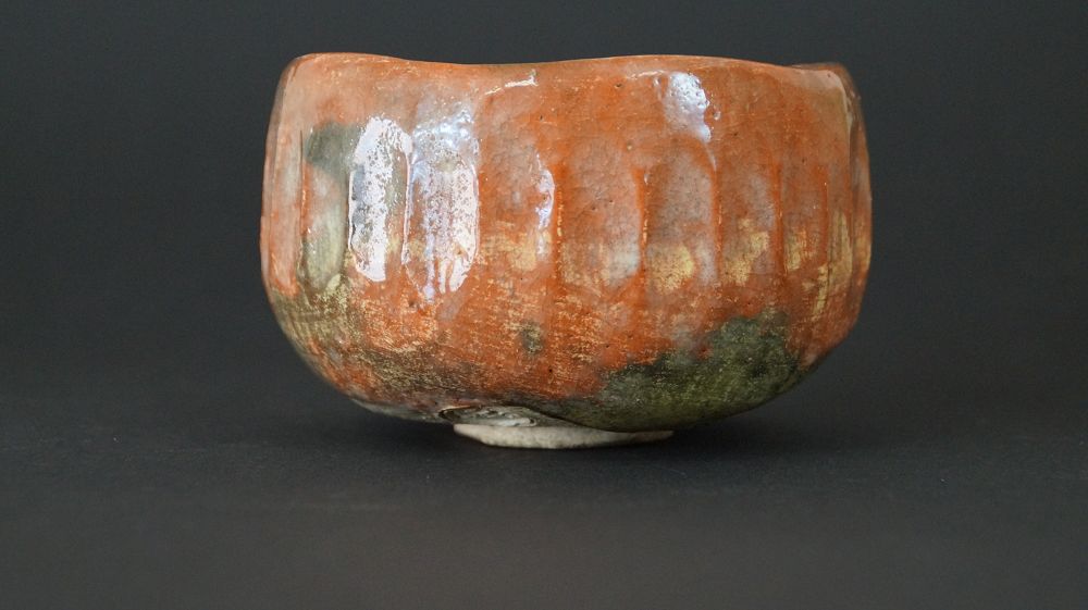 Chawan Teeschale aus Raku-Keramik von Shoraku Sasaki in der Gesamtansicht