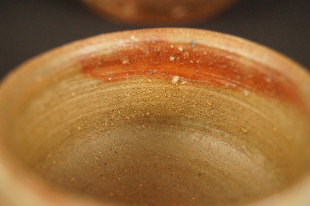 Bizen Tokkuri-Set mit 2 Guinomi Guinomi Innenansicht Nahaufnahme