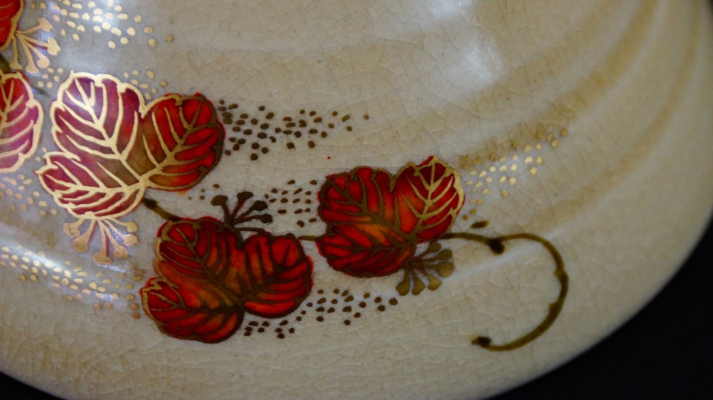 Nahaufnahme der handbemalten Ahornblaetter in Rot und Gold auf der Chawan aus Satsuma-Keramik von Gyokusen Nozaki