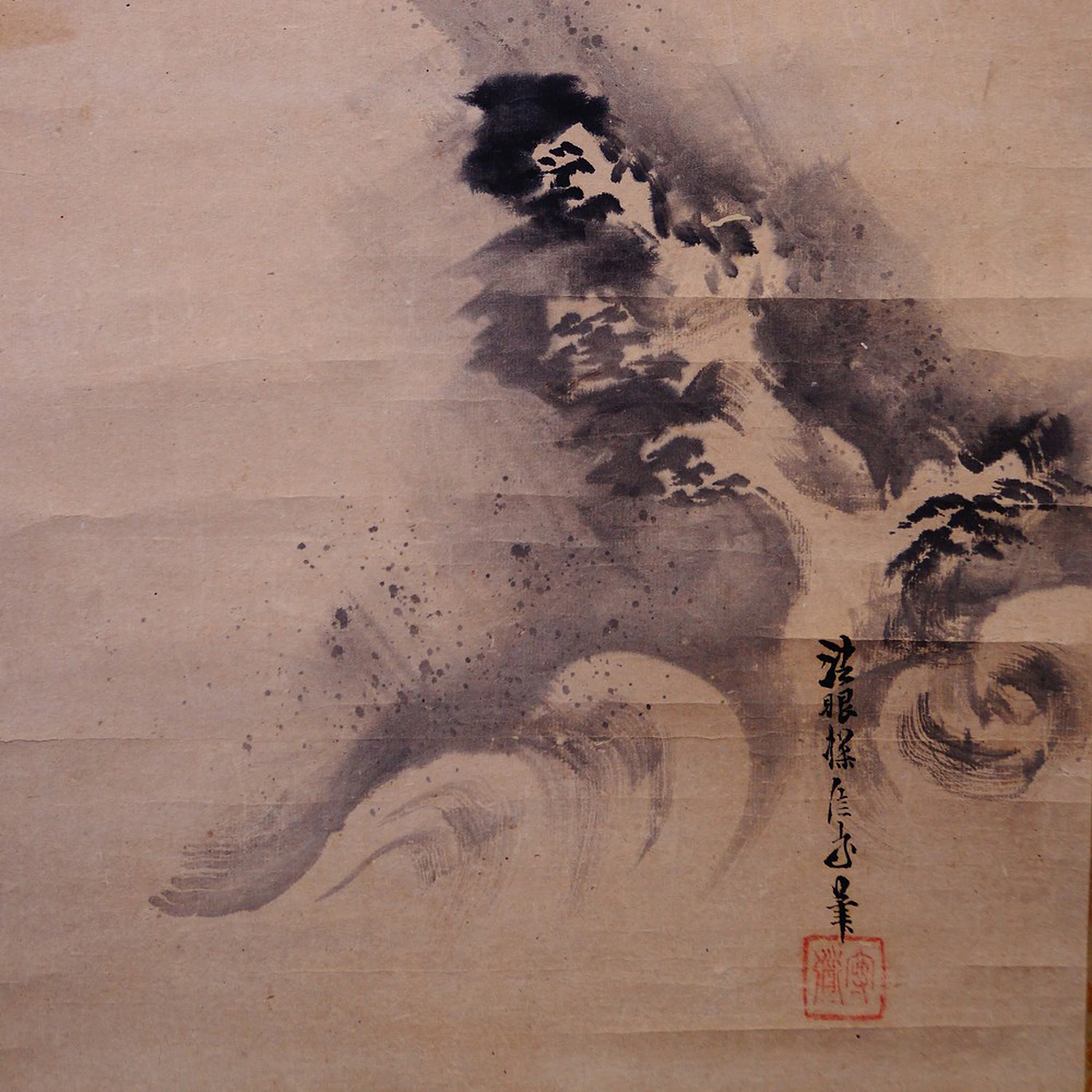 Goldener Drache inmitten aufsteigender Tuschewolken ueber gischtenden Wellen, Kakemono der Kano-Schule