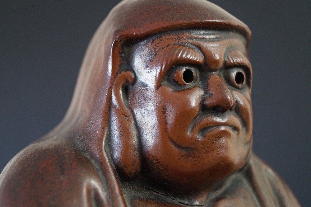 Daruma Figur aus Bizen Keramik Gesicht Nahaufnahme