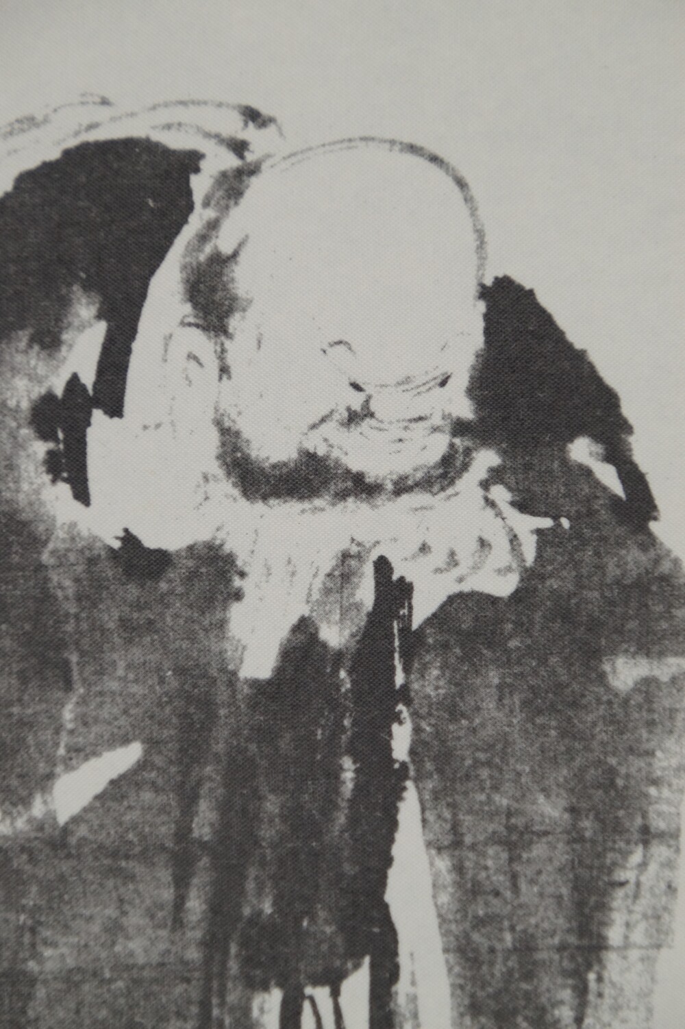 Extreme Nahaufnahme des laechelnden Gesichts von Hotei in der Hotei-Rolle des Triptychons nach Miyamoto Musashi
