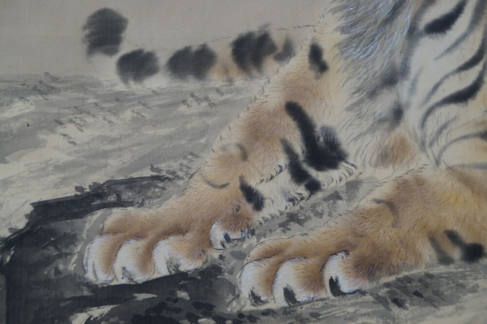 Nahaufnahme der Pfoten und Krallen des Tigers im Kakemono Tiger auf Felsen