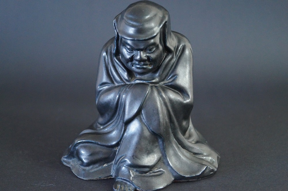 Figura de Bodhidharma Daruma de porcelana negra vista frontal