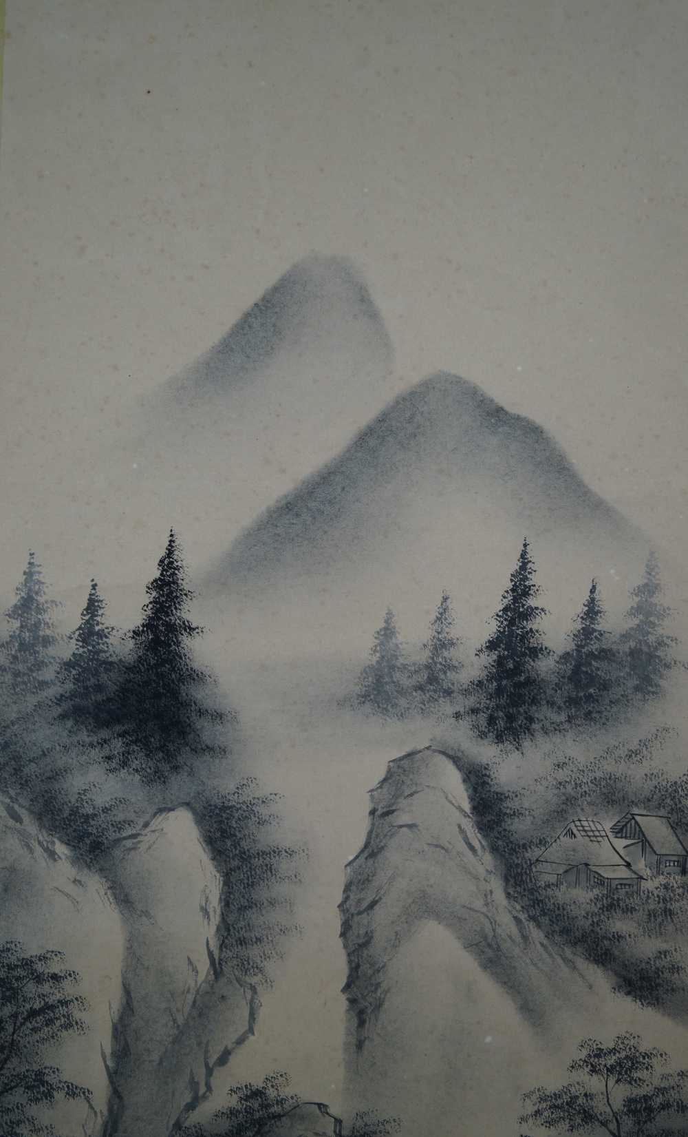 Landschaft mit Berghuetten im Nebel Nahaufnahme der fernen Berggipfel im Dunst Landschaft Nahaufnahme