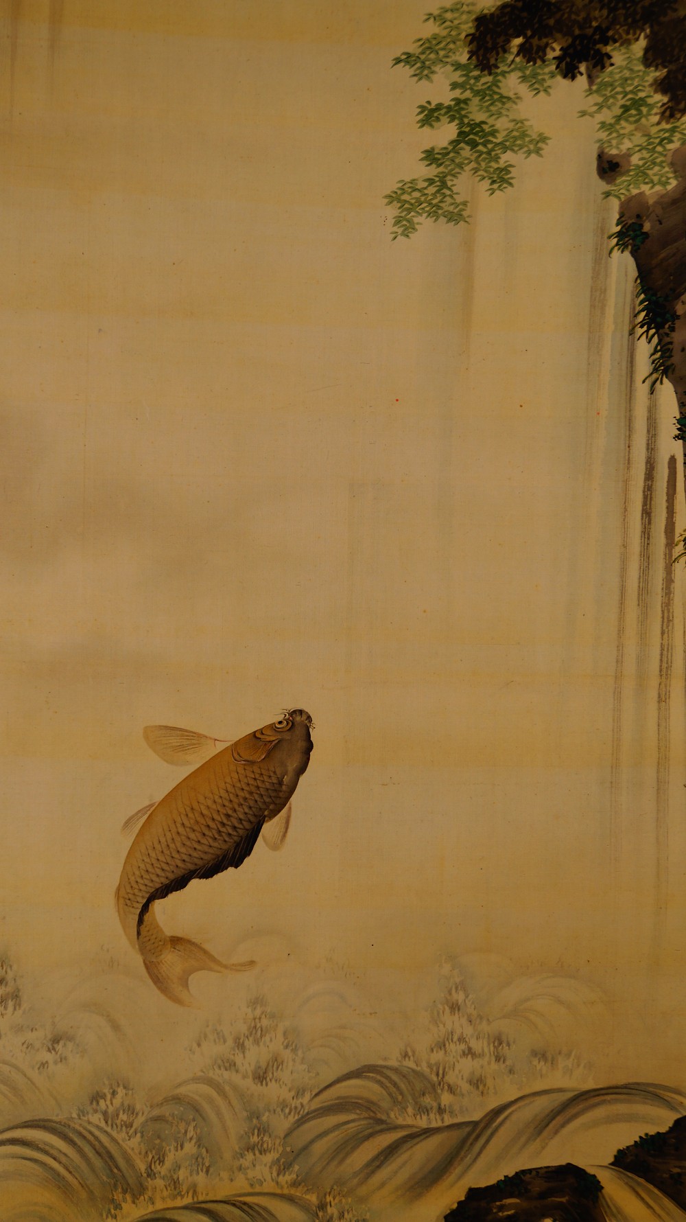 Weitere Nahaufnahme des Kiefernstamms und der Nadelzweige im Kakemono Karpfen unter dem Wasserfall von Takekawa Tomohiro