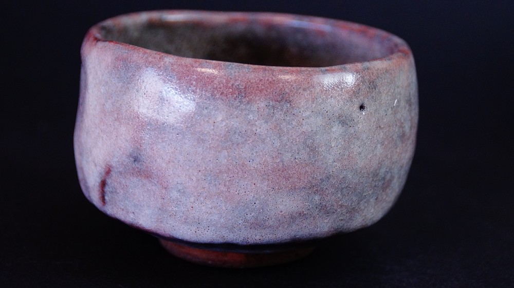 Seitenansicht des Chawan aus Ohi-Keramik mit rotbrauner und graupurpurner Glasur von Kaihatsu Bunmei