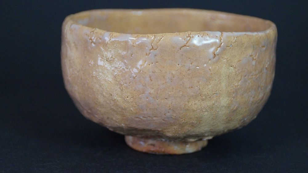 Ulteriore vista laterale della chawan in ceramica di Hagi
