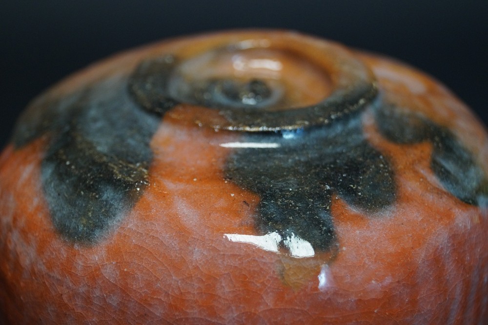 Czarka do herbaty chawan Raku od Shoraku Sasaki zbliżenie dna