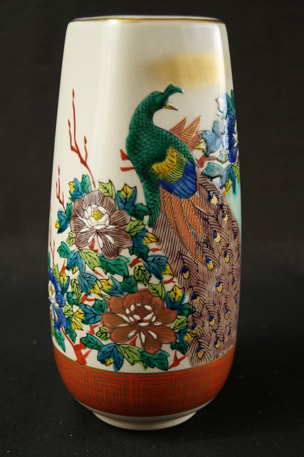 Vaso con peonie vista frontale