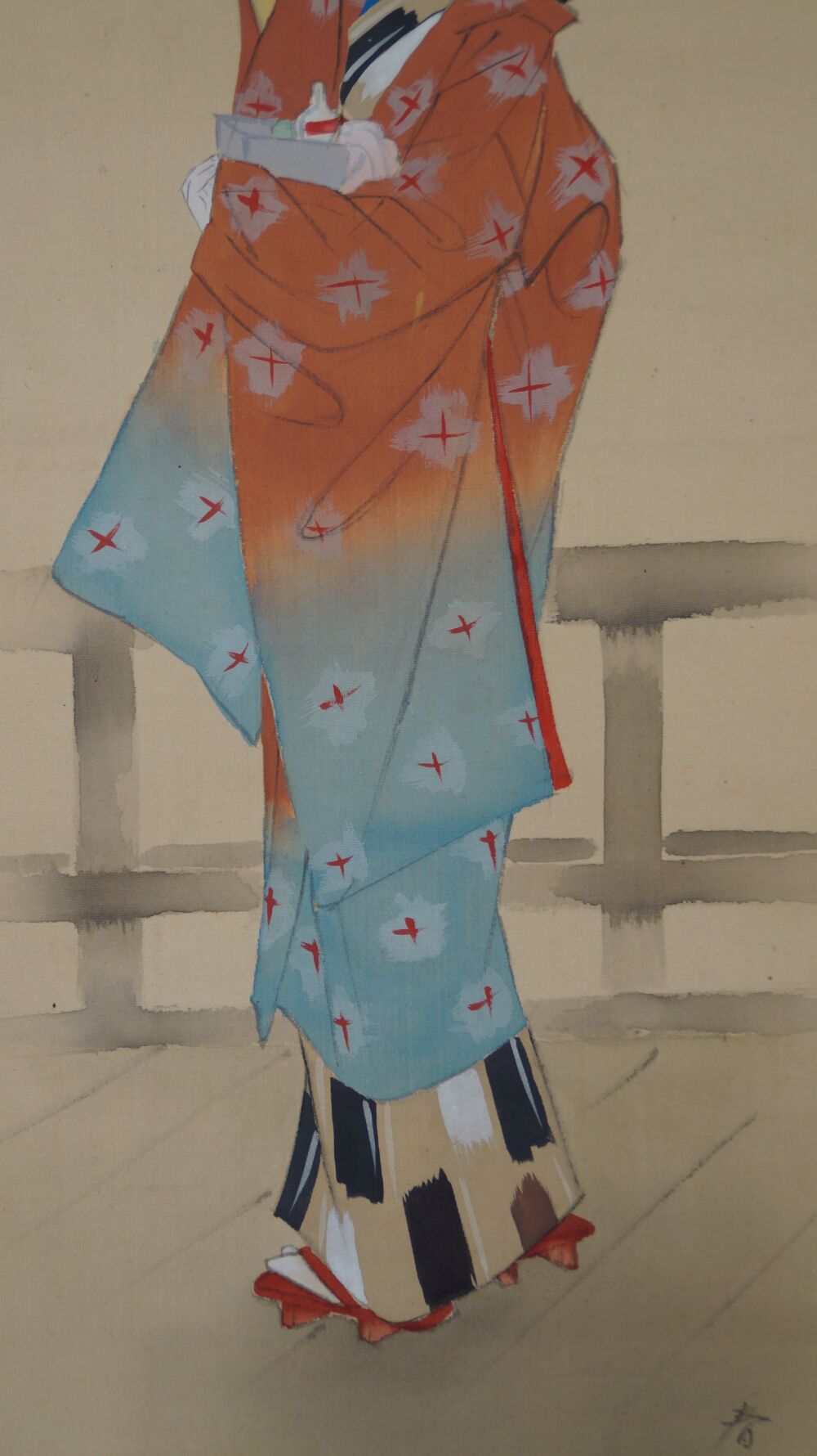 Nahaufnahme des orange-blauen Kimonomusters mit rotem Kreuzmotiv im Kakemono Schoenheit im Kimono