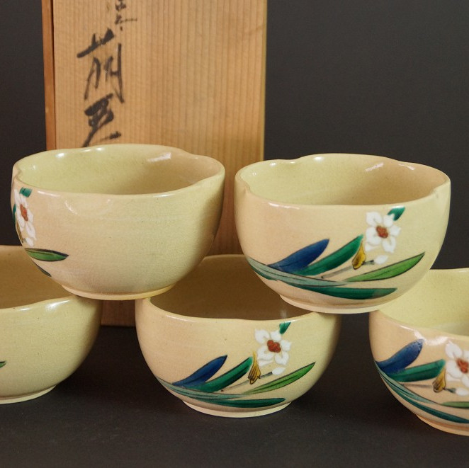 Set aus fuenf Teeschalen aus Kutani-Porzellan Motiv Nahaufnahme Vorschau
