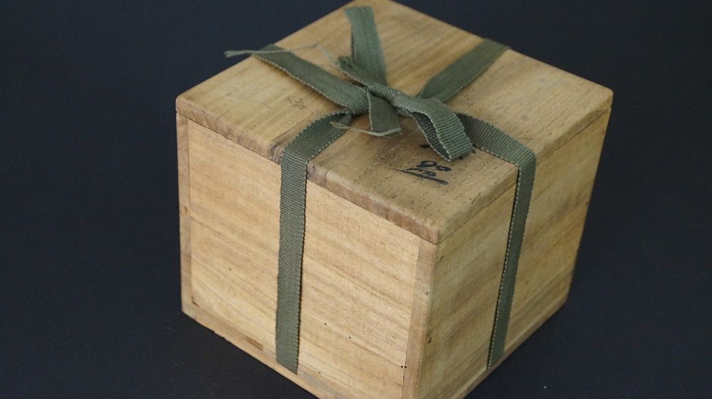 Geschlossene Aufbewahrungsbox mit Baumwollband der Chawan Teeschale aus Raku-Keramik