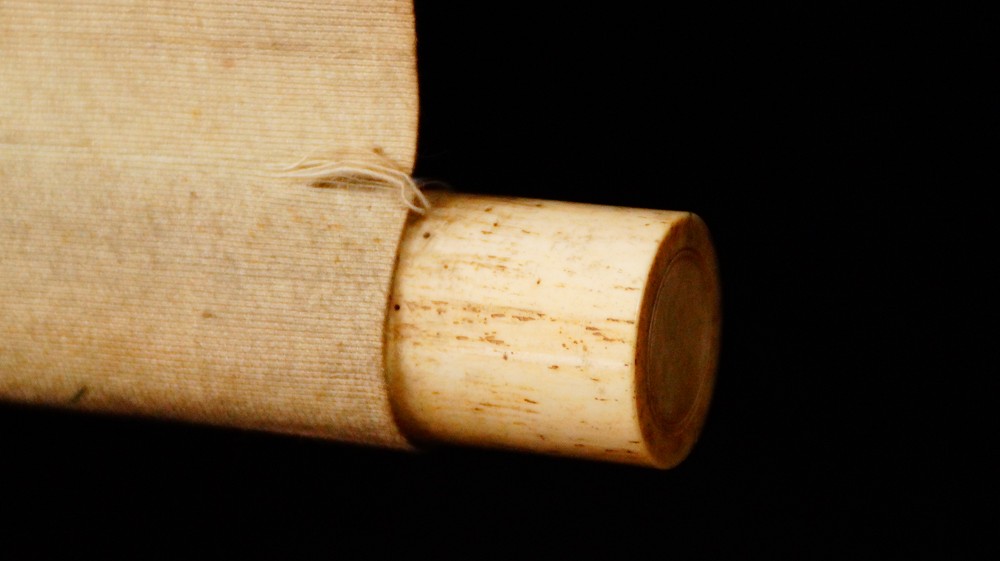 Nahaufnahme des elfenbeinfarbenen Rollenendes des Kakemono