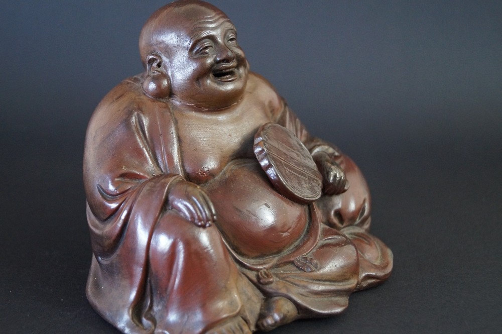 Hotei Figur aus Bizen Keramik Seitenansicht 1